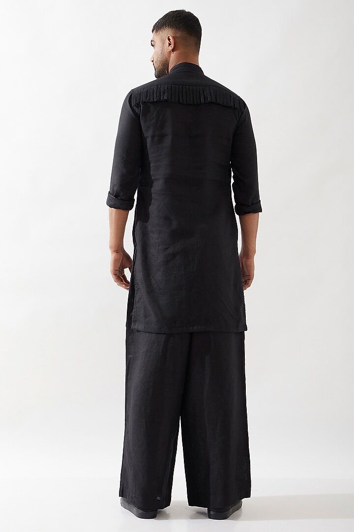 Black Linen Textured Kurta by Son Of A Noble SNOB Men at Pernia's Pop Up Shop