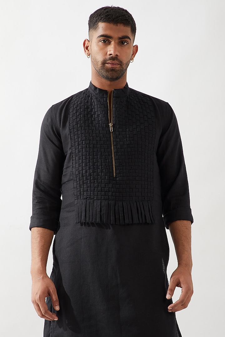 Black Linen Textured Kurta by Son Of A Noble SNOB Men at Pernia's Pop Up Shop