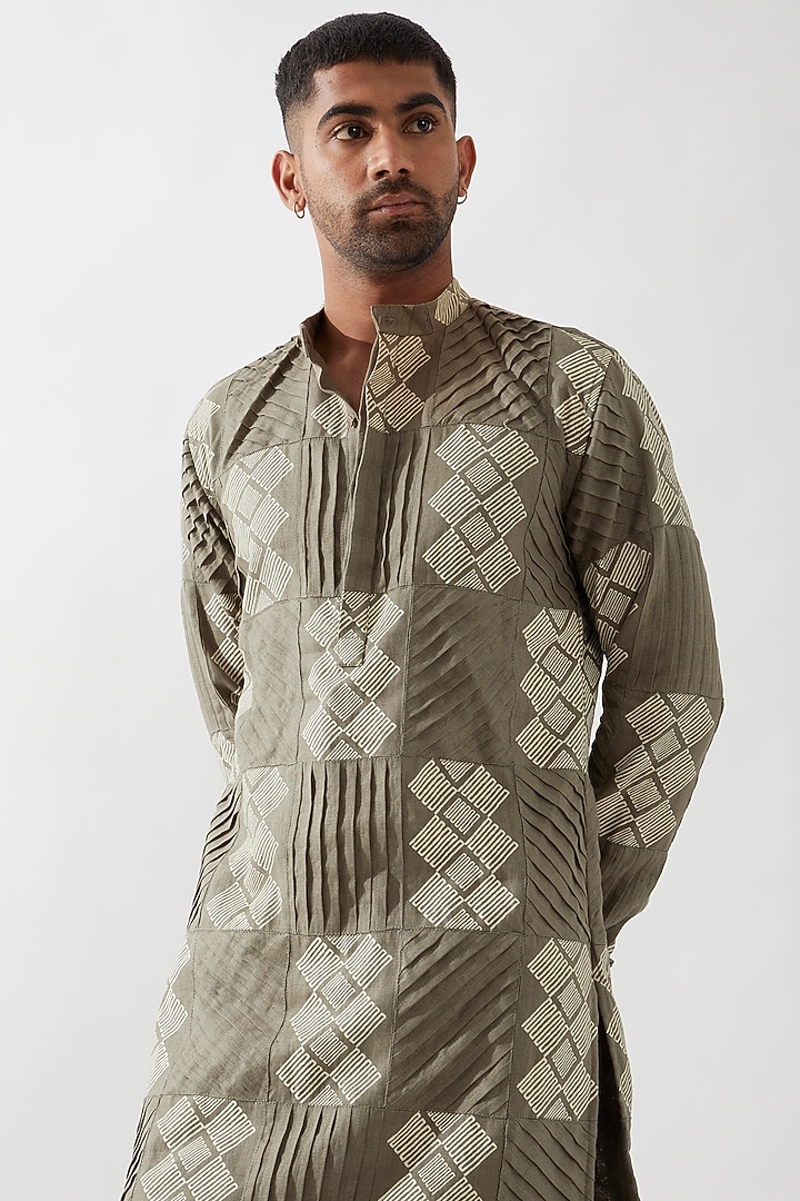 Olive Linen Printed & Pleated Checkered Kurta by Son Of A Noble SNOB Men at Pernia's Pop Up Shop