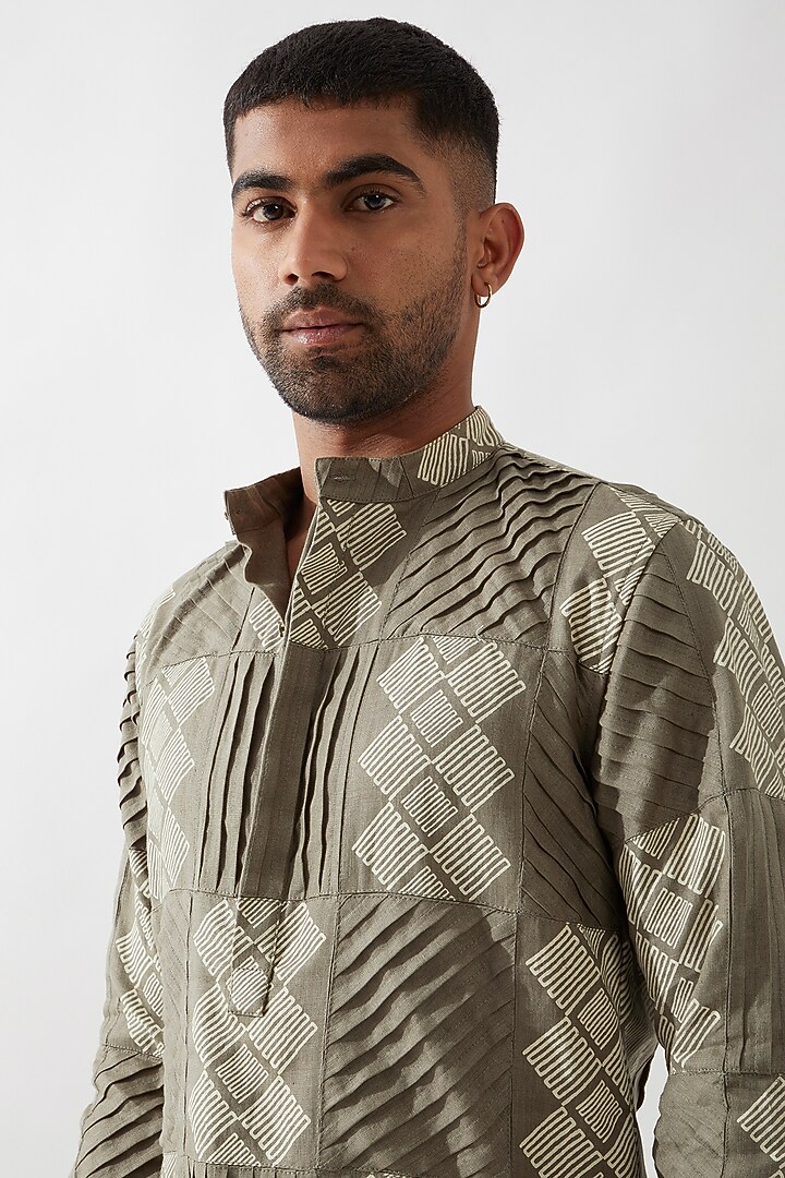 Olive Linen Printed & Pleated Checkered Kurta by Son Of A Noble SNOB Men at Pernia's Pop Up Shop