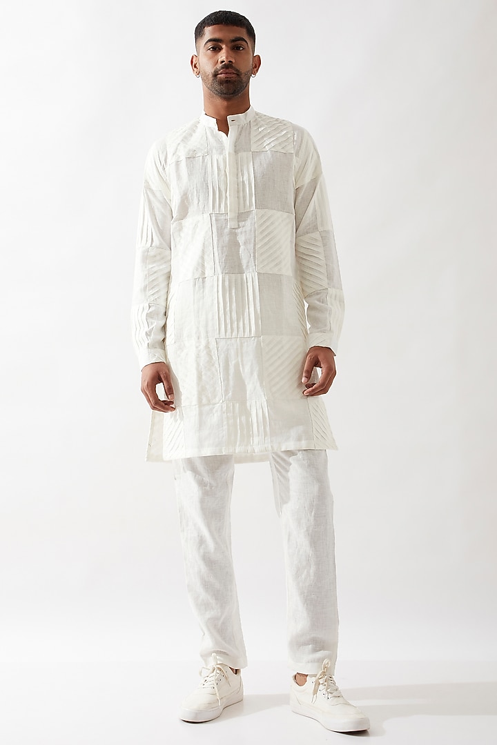 White Linen Pleated Textured Kurta by Son Of A Noble SNOB Men at Pernia's Pop Up Shop