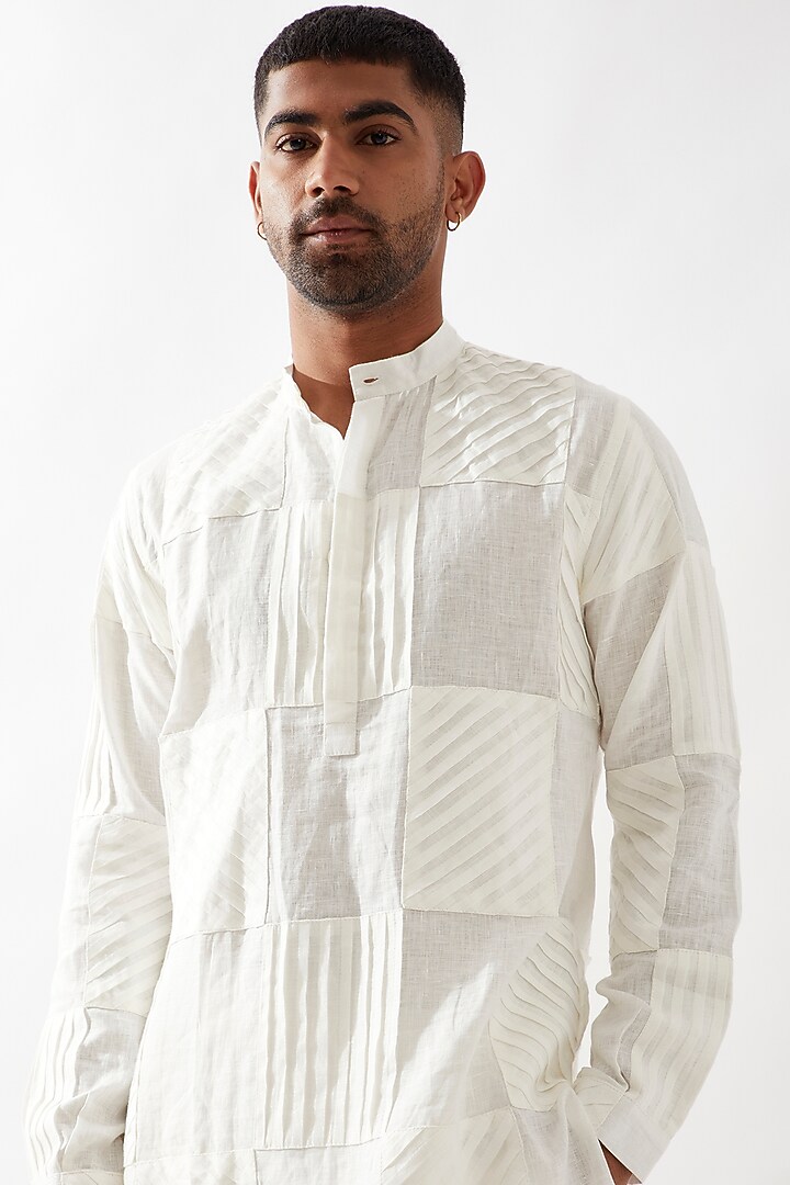 White Linen Pleated Textured Kurta by Son Of A Noble SNOB Men at Pernia's Pop Up Shop