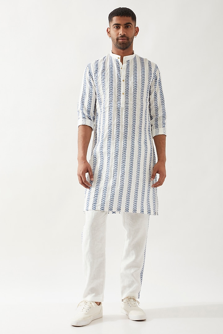 White Linen Printed & Pintuck Textured Kurta by Son Of A Noble SNOB Men at Pernia's Pop Up Shop