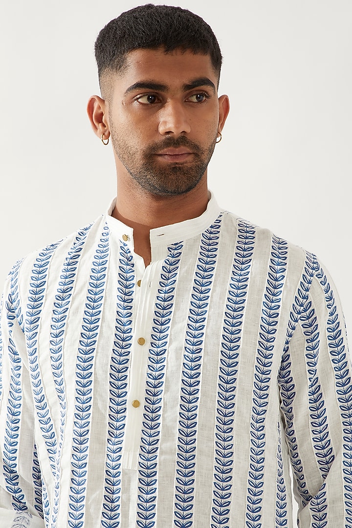 White Linen Printed & Pintuck Textured Kurta by Son Of A Noble SNOB Men at Pernia's Pop Up Shop