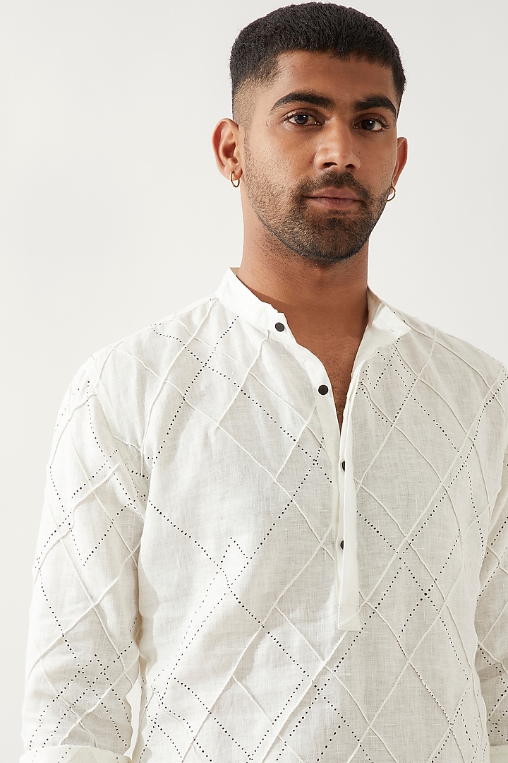 White Linen Printed Kurta by Son Of A Noble SNOB Men at Pernia's Pop Up Shop