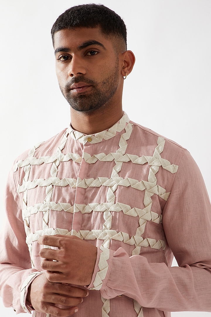 Pink Linen Caterpillar Textured Kurta by Son Of A Noble SNOB Men at Pernia's Pop Up Shop
