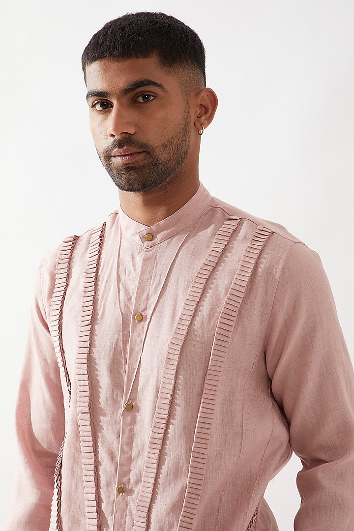 Pink Linen Caterpillar Textured Kurta by Son Of A Noble SNOB Men at Pernia's Pop Up Shop