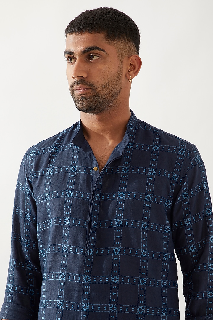 Navy Linen Printed Kurta by Son Of A Noble SNOB Men at Pernia's Pop Up Shop