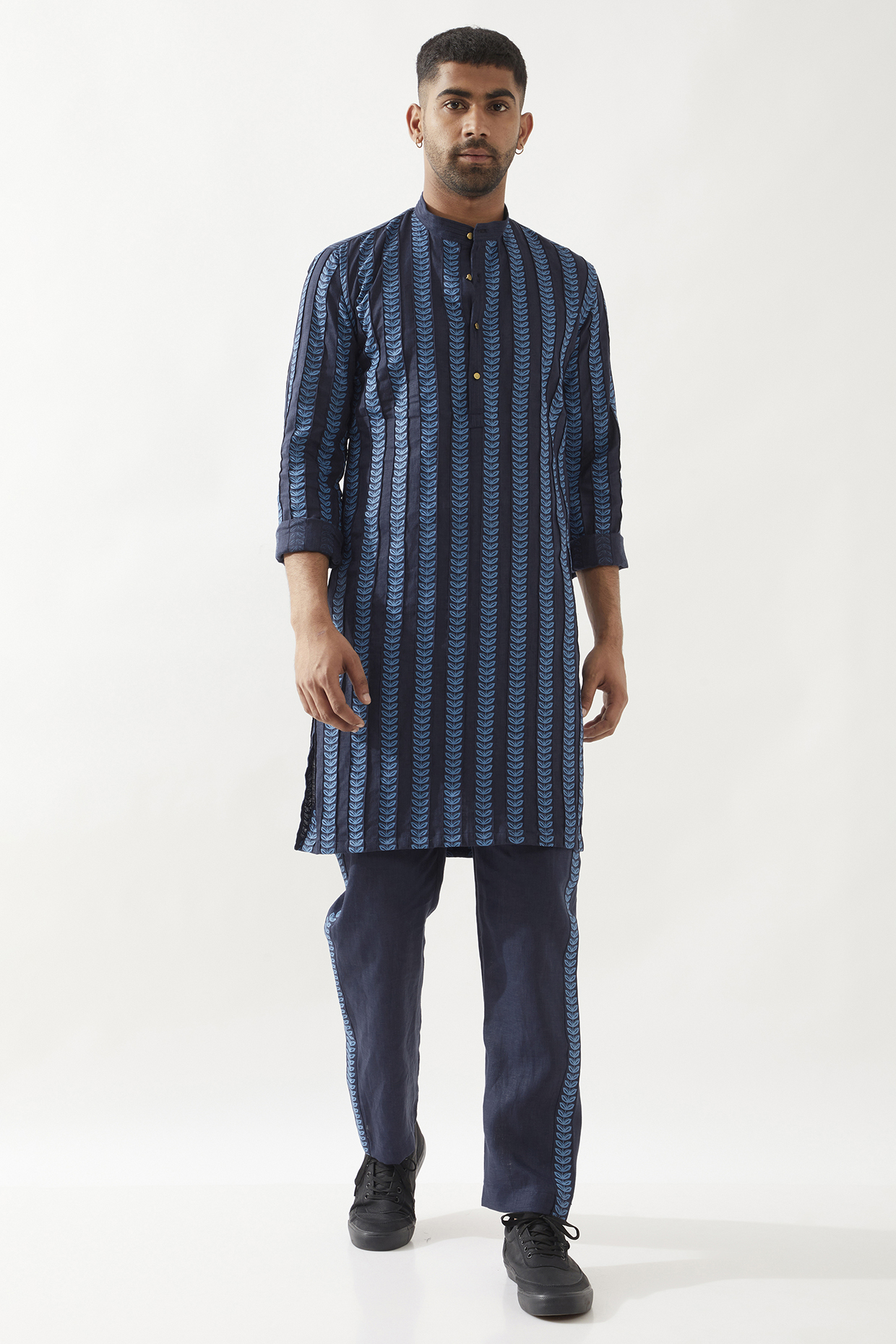 Navy Linen Printed Pintuck Textured Kurta by Son Of A Noble SNOB Men at Pernia's Pop Up Shop