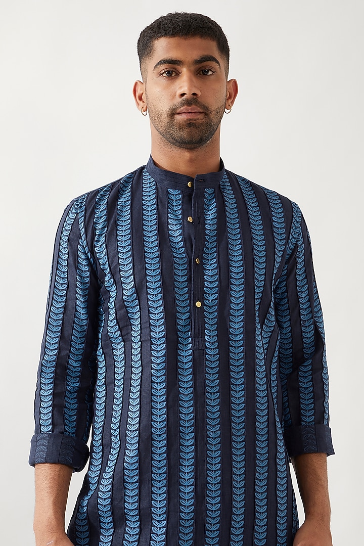 Navy Linen Printed Pintuck Textured Kurta by Son Of A Noble SNOB Men at Pernia's Pop Up Shop