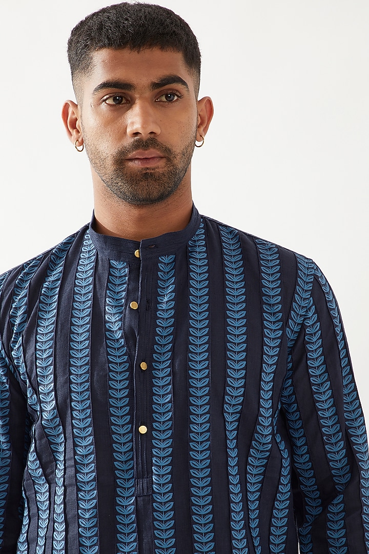 Navy Linen Printed Pintuck Textured Kurta by Son Of A Noble SNOB Men at Pernia's Pop Up Shop