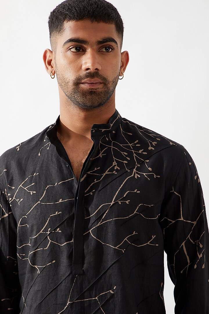 Black Linen Printed & Pintuck Textured Kurta by Son Of A Noble SNOB Men at Pernia's Pop Up Shop
