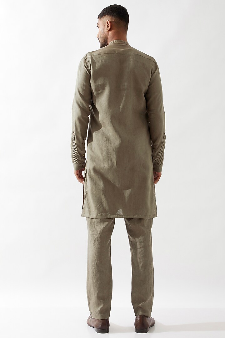 Olive Linen Pleated Textured Kurta by Son Of A Noble SNOB Men at Pernia's Pop Up Shop