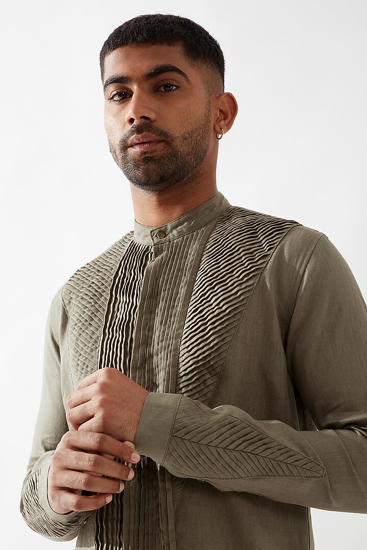 Olive Linen Pleated Textured Kurta by Son Of A Noble SNOB Men at Pernia's Pop Up Shop