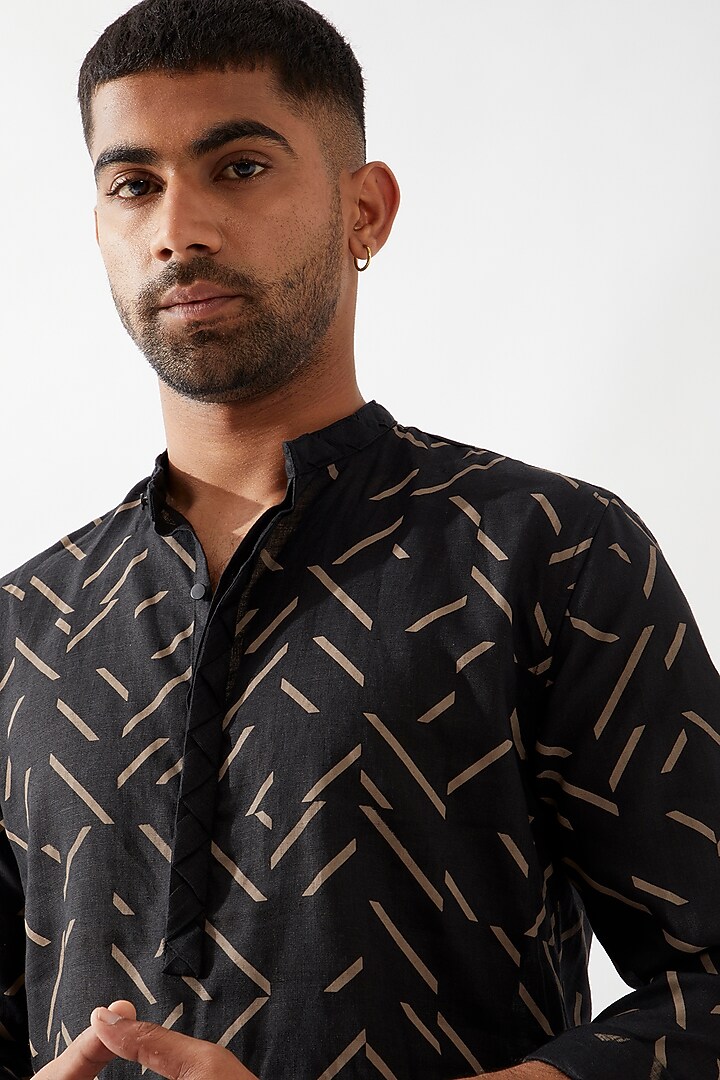 Black Linen Printed Kurta by Son Of A Noble SNOB Men at Pernia's Pop Up Shop