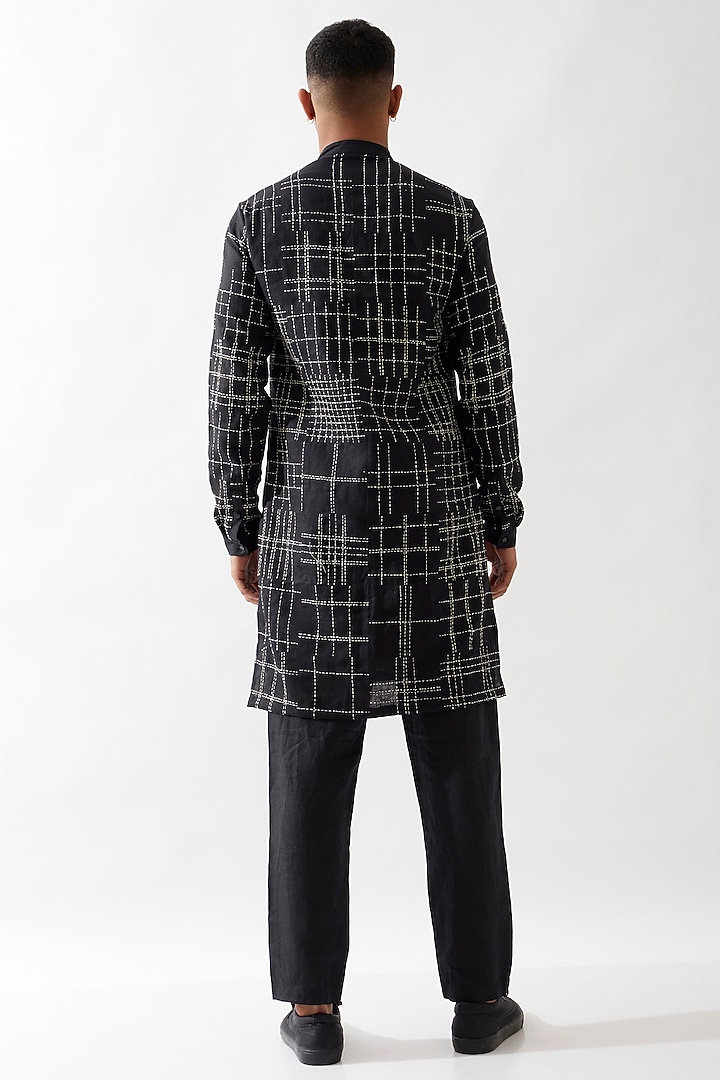 Black Linen Hand Embroidered Kurta by Son Of A Noble SNOB Men at Pernia's Pop Up Shop