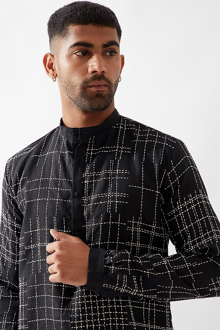 Black Linen Hand Embroidered Kurta by Son Of A Noble SNOB Men at Pernia's Pop Up Shop