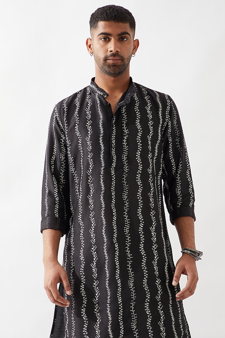 Black Dupion Silk Printed Kurta Set by Son Of A Noble SNOB Men at Pernia's Pop Up Shop