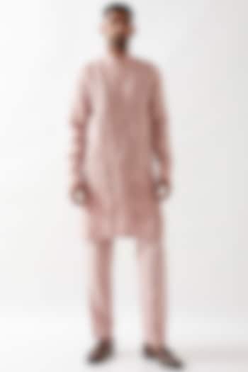 Pink Linen Caterpillar Textured Kurta Set by Son Of A Noble SNOB Men at Pernia's Pop Up Shop