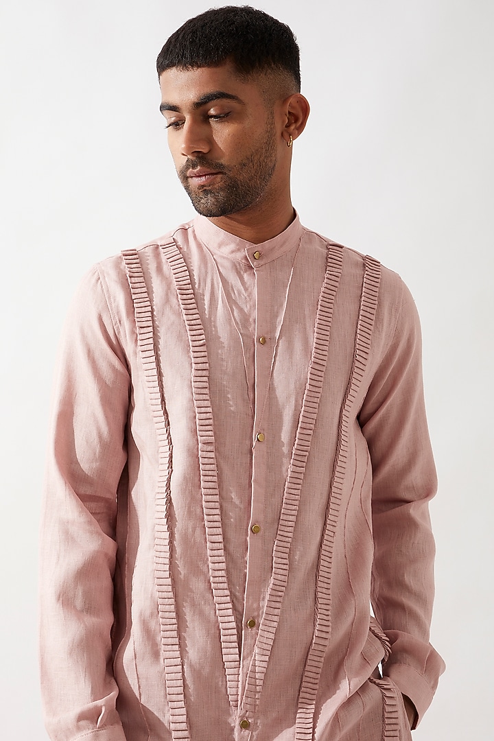 Pink Linen Caterpillar Textured Kurta Set by Son Of A Noble SNOB Men at Pernia's Pop Up Shop