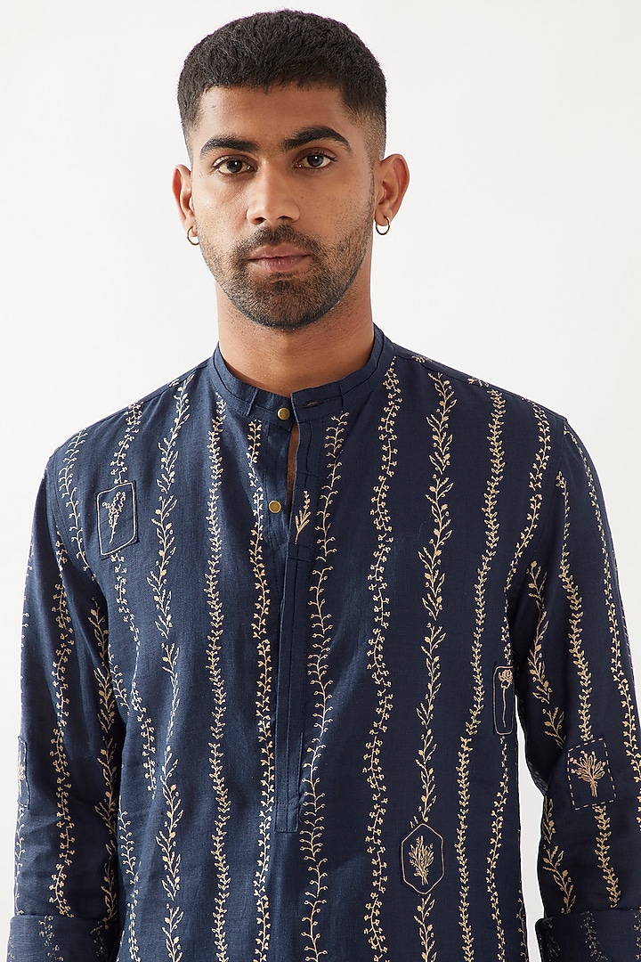 Navy Linen Printed Textured Kurta Set by Son Of A Noble SNOB Men at Pernia's Pop Up Shop