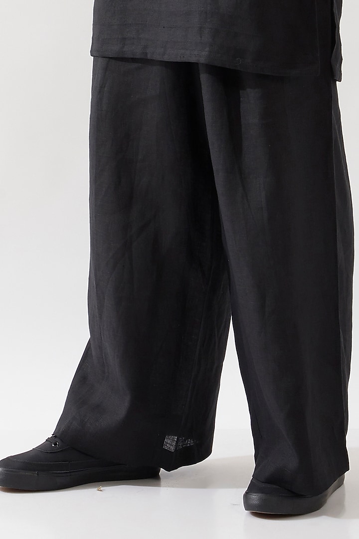 Black Linen Caterpillar Textured Kurta Set by Son Of A Noble SNOB Men at Pernia's Pop Up Shop