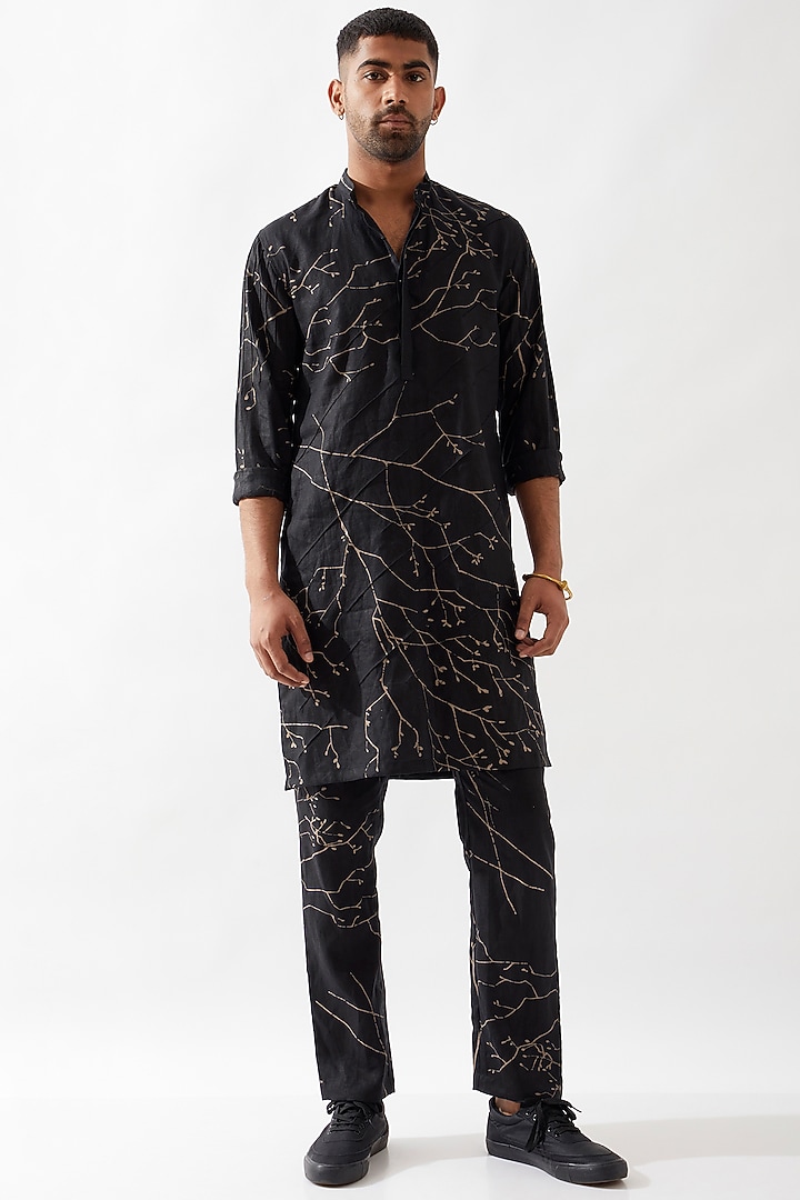 Black Linen Printed Kurta Set by Son Of A Noble SNOB Men at Pernia's Pop Up Shop
