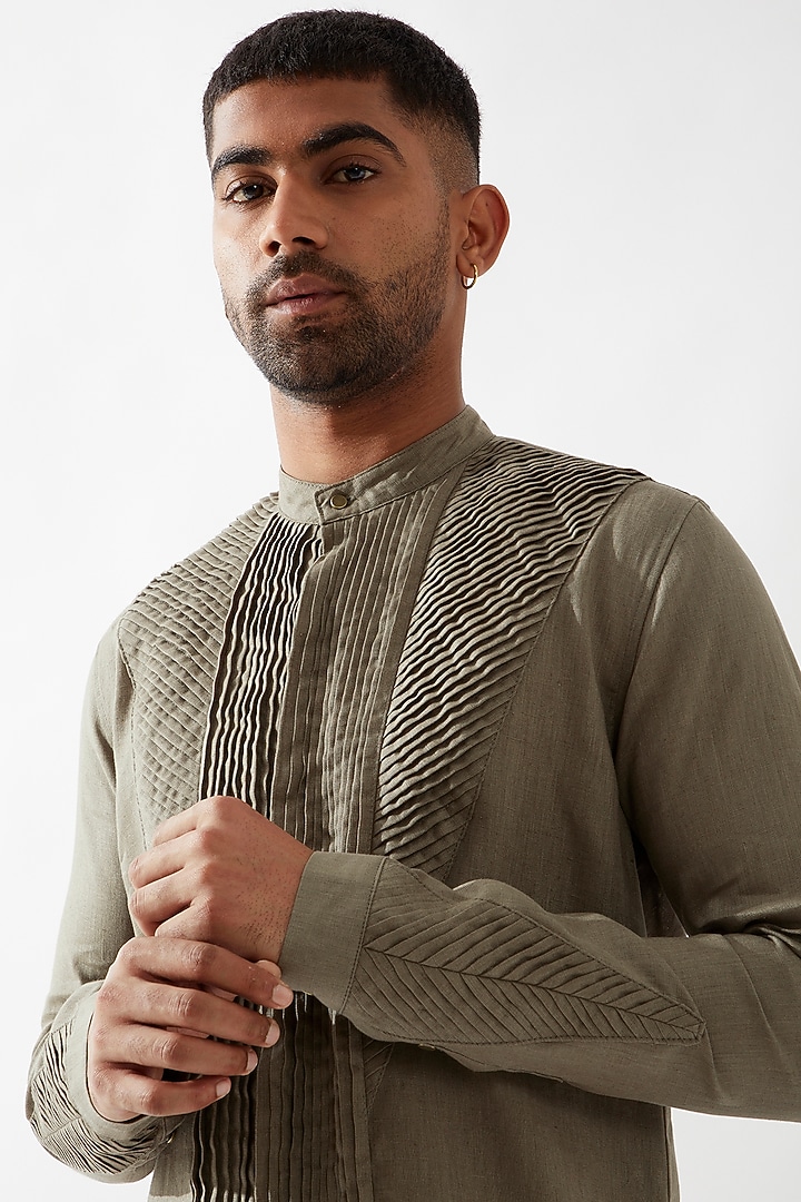Olive Linen Pleated Kurta Set by Son Of A Noble SNOB Men at Pernia's Pop Up Shop