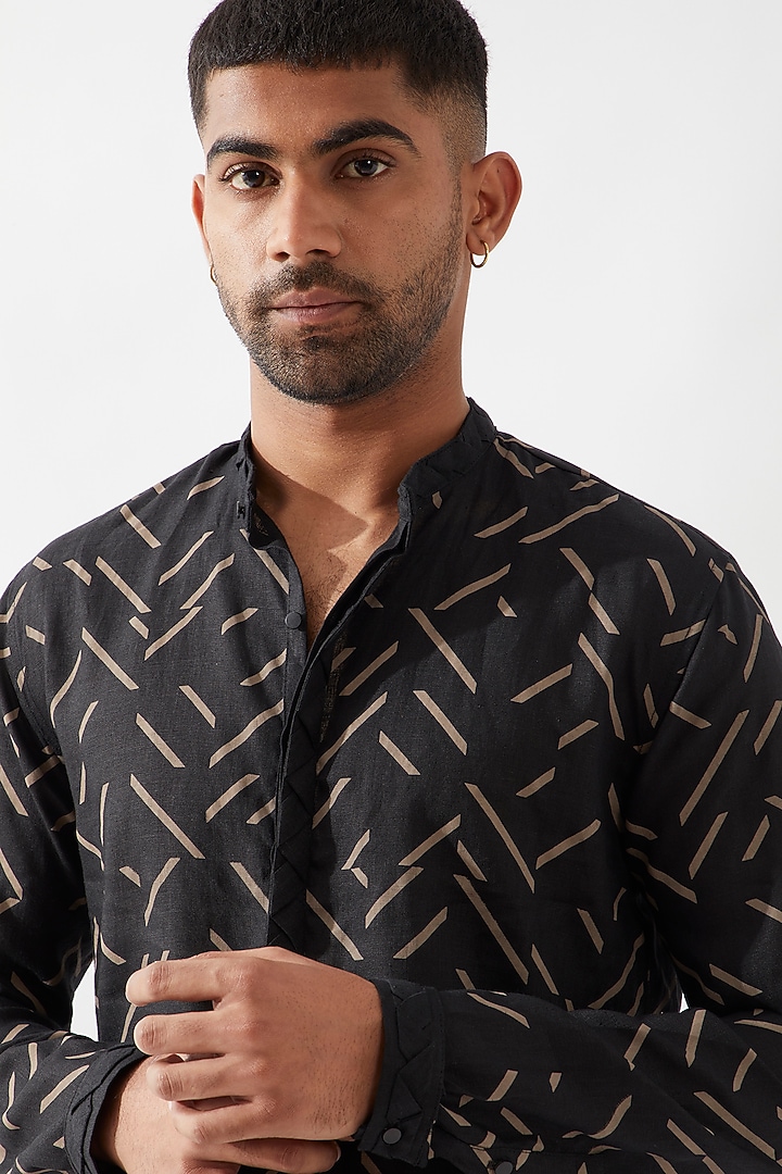 Black Linen Printed Kurta Set by Son Of A Noble SNOB Men at Pernia's Pop Up Shop