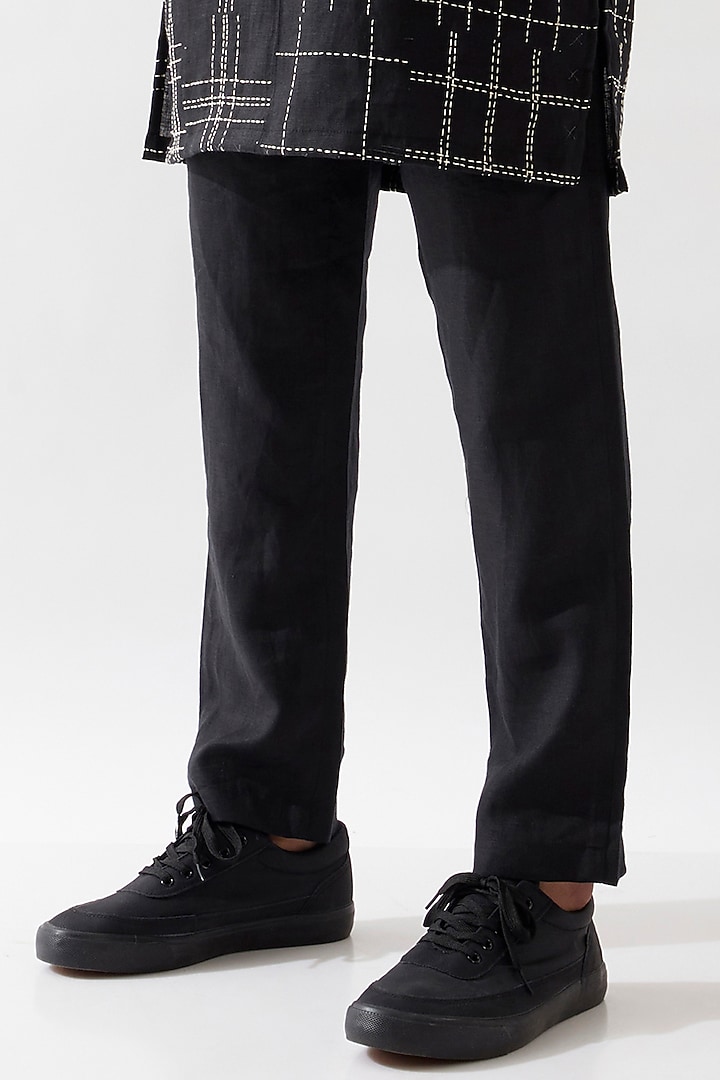 Black Linen Hand Embroidered Kurta Set by Son Of A Noble SNOB Men at Pernia's Pop Up Shop