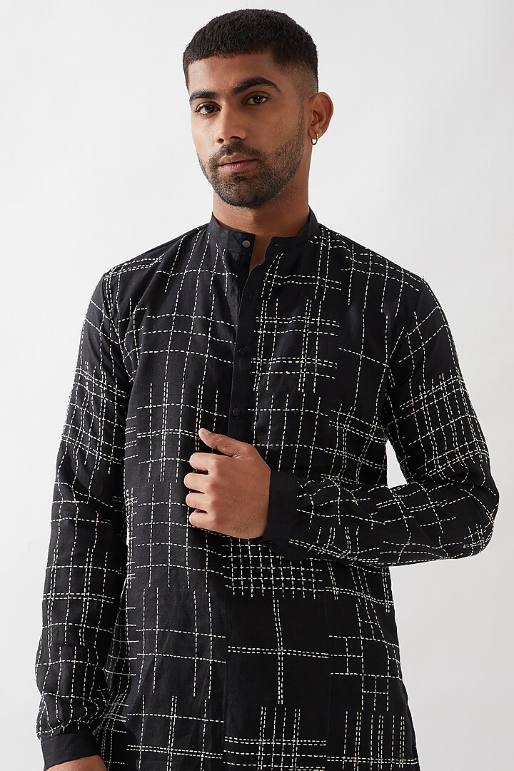 Black Linen Hand Embroidered Kurta Set by Son Of A Noble SNOB Men at Pernia's Pop Up Shop