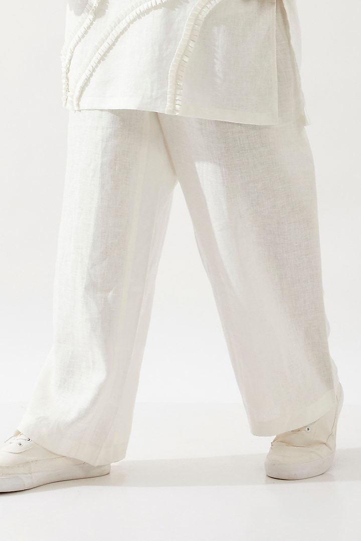White Linen Caterpillar Texture Kurta by Son Of A Noble SNOB Men at Pernia's Pop Up Shop