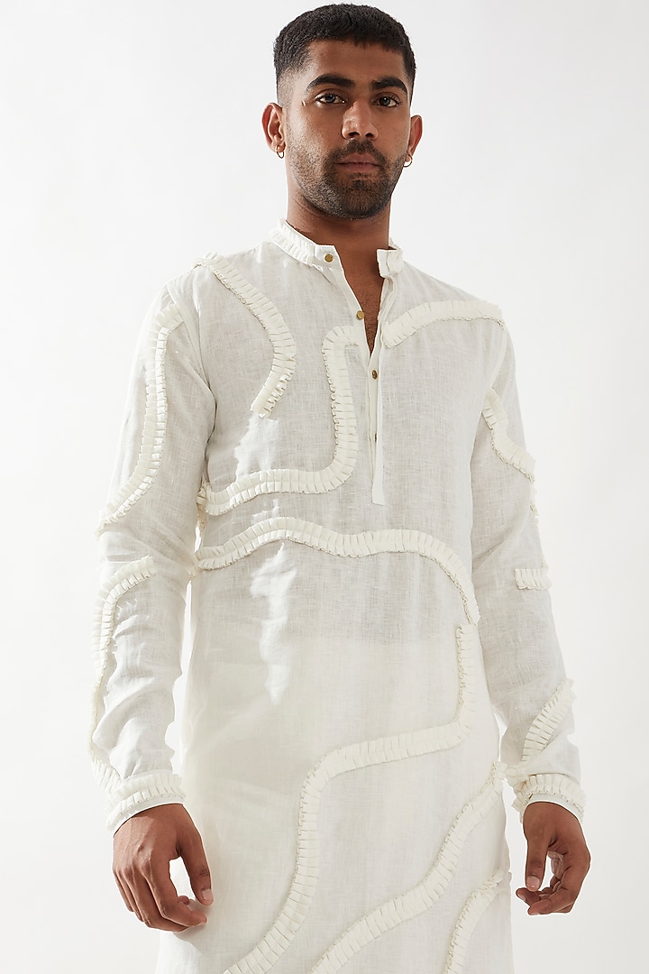 White Linen Caterpillar Texture Kurta by Son Of A Noble SNOB Men at Pernia's Pop Up Shop