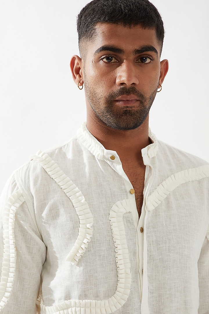 White Linen Caterpillar Texture Kurta by Son Of A Noble SNOB Men at Pernia's Pop Up Shop