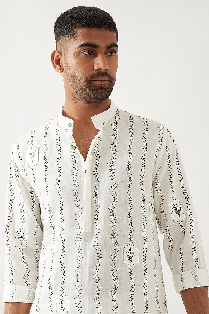 White Linen Printed Kurta by Son Of A Noble SNOB Men at Pernia's Pop Up Shop