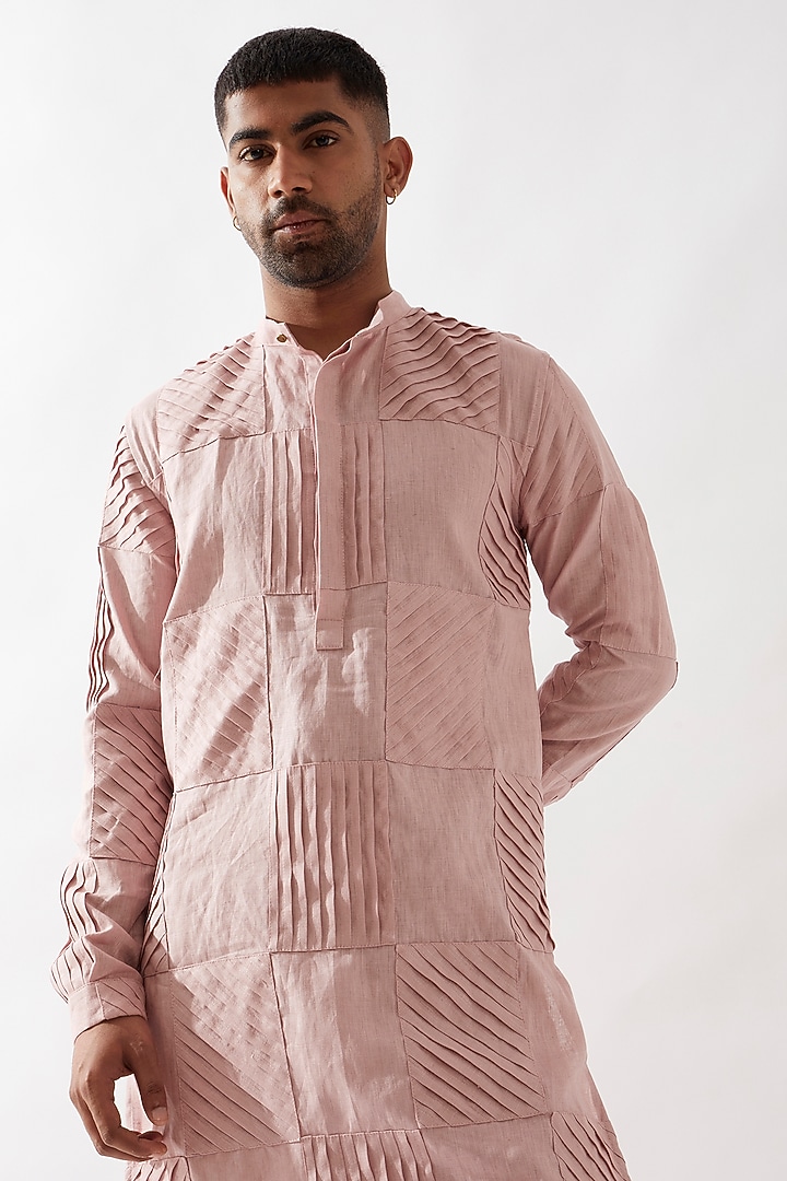 Pink Linen Pleated Textured Kurta by Son Of A Noble SNOB Men at Pernia's Pop Up Shop