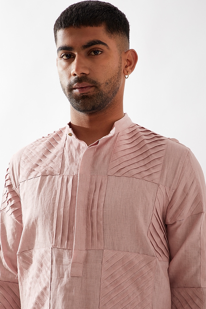 Pink Linen Pleated Textured Kurta by Son Of A Noble SNOB Men at Pernia's Pop Up Shop