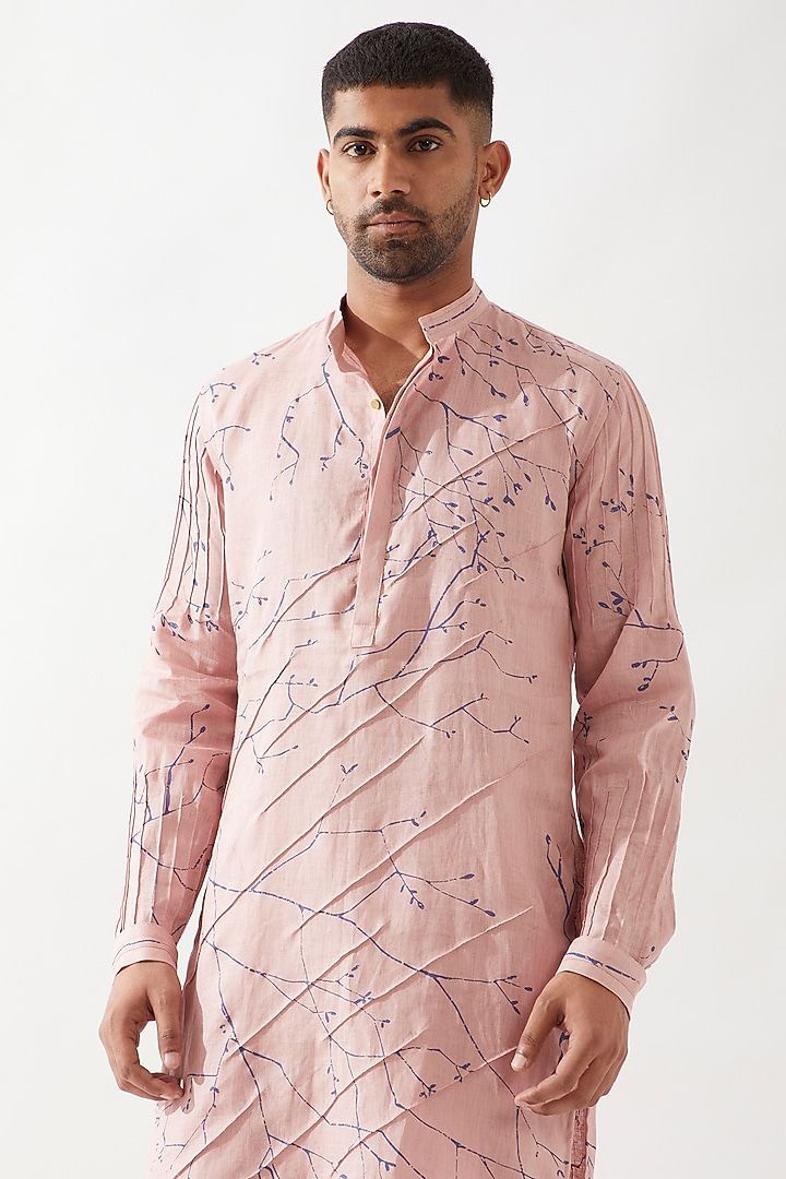 Pink Linen Applique Textured Kurta by Son Of A Noble SNOB Men at Pernia's Pop Up Shop