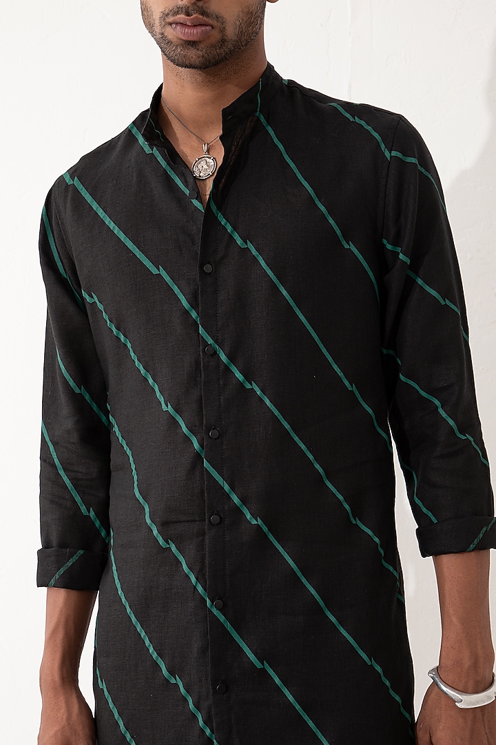 Black Linen Printed Kurta Set by Son Of A Noble SNOB Men at Pernia's Pop Up Shop