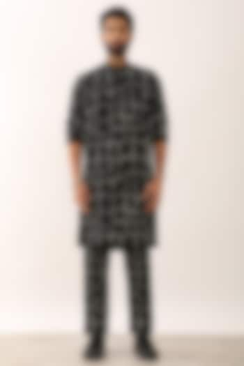 Black Linen Printed Kurta Set by Son Of A Noble SNOB Men at Pernia's Pop Up Shop