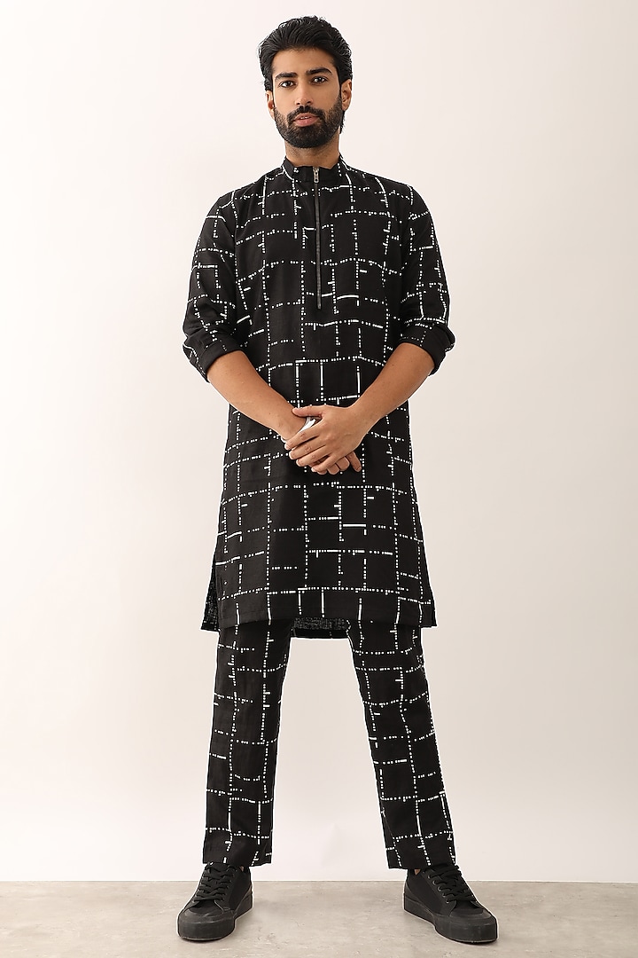 Black Linen Printed Kurta Set by Son Of A Noble SNOB Men at Pernia's Pop Up Shop
