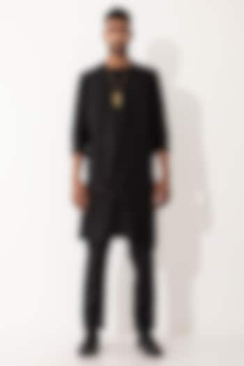 Black Linen Paneled Kurta Set by Son Of A Noble SNOB Men at Pernia's Pop Up Shop