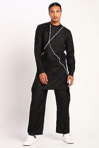Black Kurta With Contrast Piping by Son Of A Noble SNOB