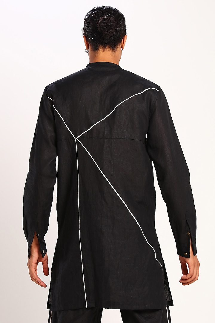 Black Kurta With Contrast Piping by Son Of A Noble SNOB at Pernia's Pop Up Shop