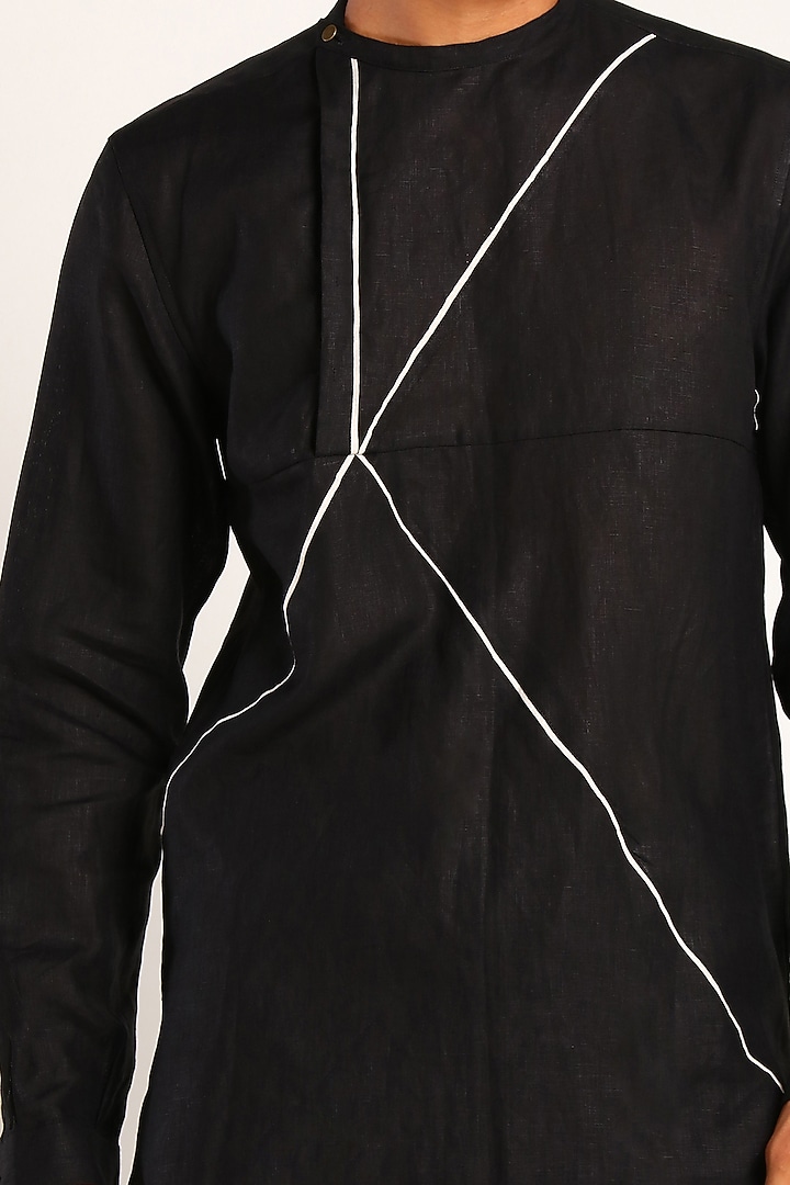 Black Kurta With Contrast Piping by Son Of A Noble SNOB at Pernia's Pop Up Shop