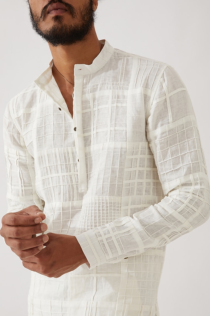 White Linen Textured Kurta Set by Son Of A Noble SNOB Men at Pernia's Pop Up Shop