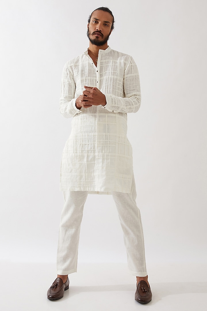 White Linen Textured Kurta Set by Son Of A Noble SNOB Men at Pernia's Pop Up Shop