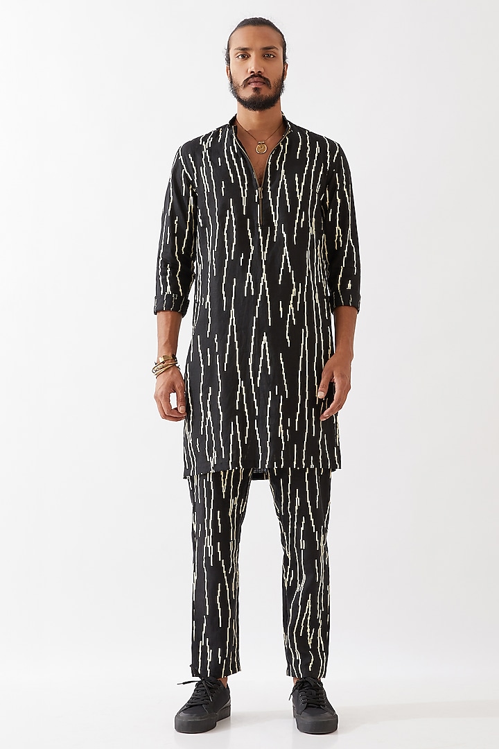 Black Linen Printed Kurta Set by Son Of A Noble SNOB Men at Pernia's Pop Up Shop