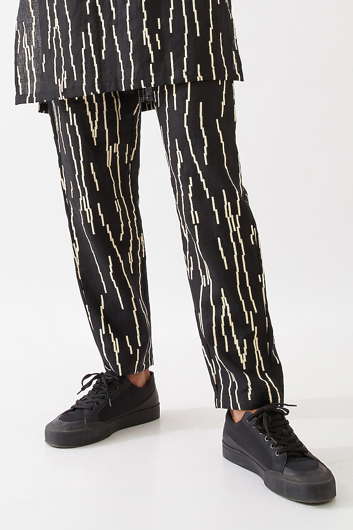 Black Linen Printed Kurta Set by Son Of A Noble SNOB Men at Pernia's Pop Up Shop