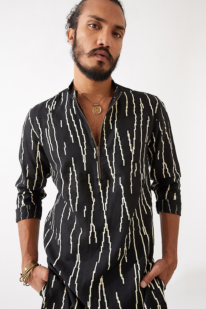 Black Linen Printed Kurta Set by Son Of A Noble SNOB Men at Pernia's Pop Up Shop